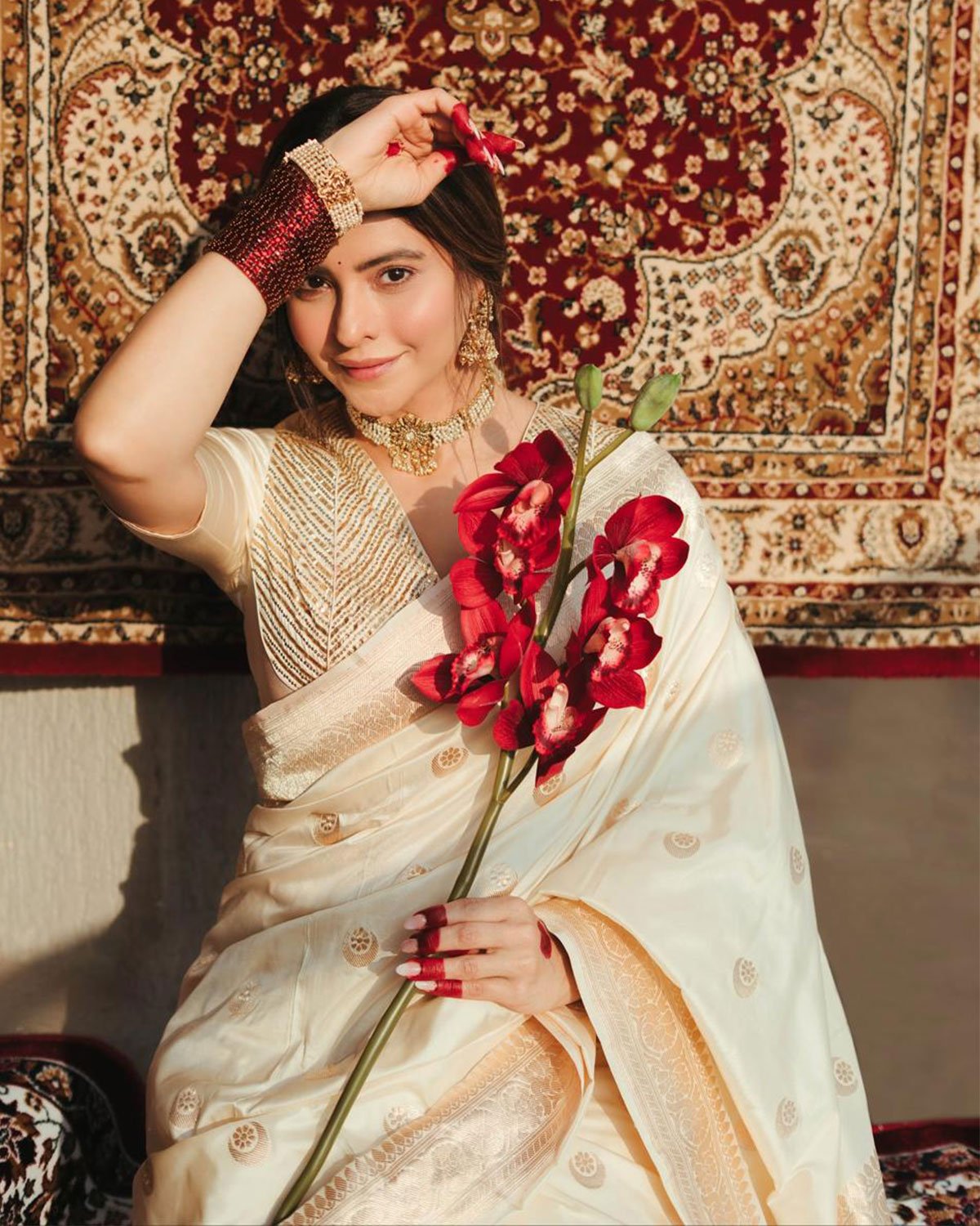 Elegant Silk Blend Saree with Traditional Zari Motifs and Broad Border