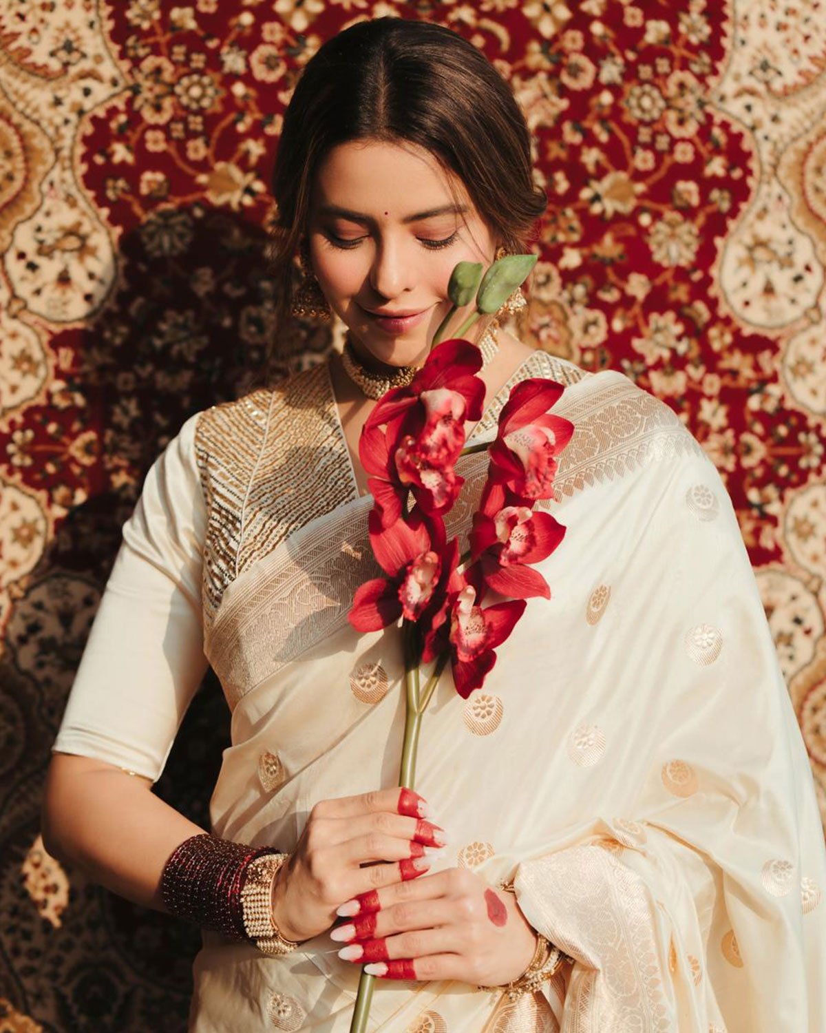 Elegant Silk Blend Saree with Traditional Zari Motifs and Broad Border