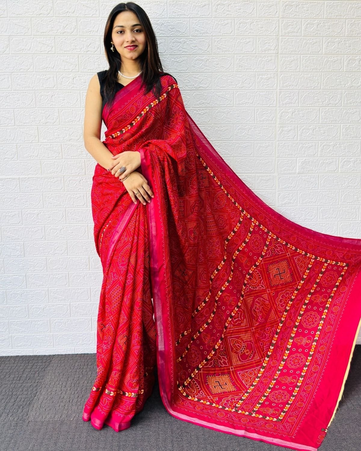 Traditional Bandhani Printed Saree with Ethnic Motif Pallu and Border Detailing